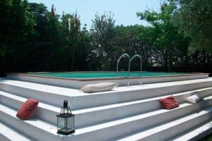 Ein Diamant im Garten: der halbeingebaute Pool