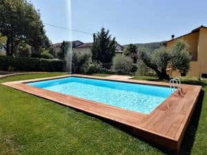 Ein Diamant im Garten: der halbeingebaute Pool