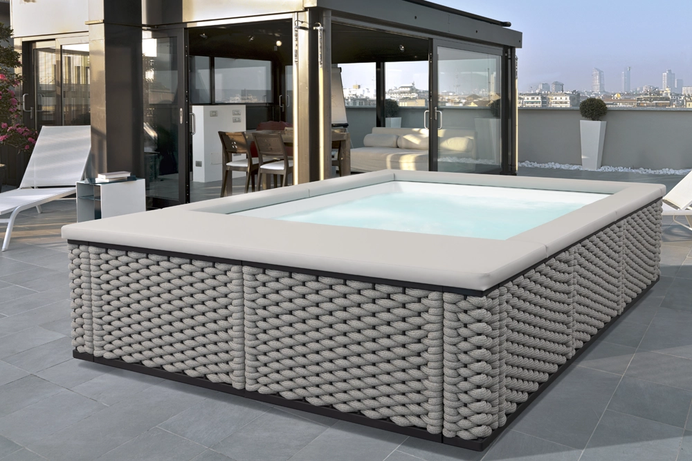 Minipiscina in terrazza co rivestimento in corda nautica