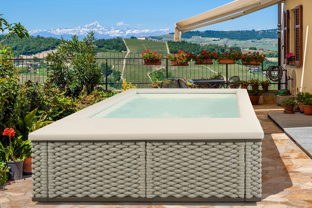 Minipiscina cortile piccolo vista campagna