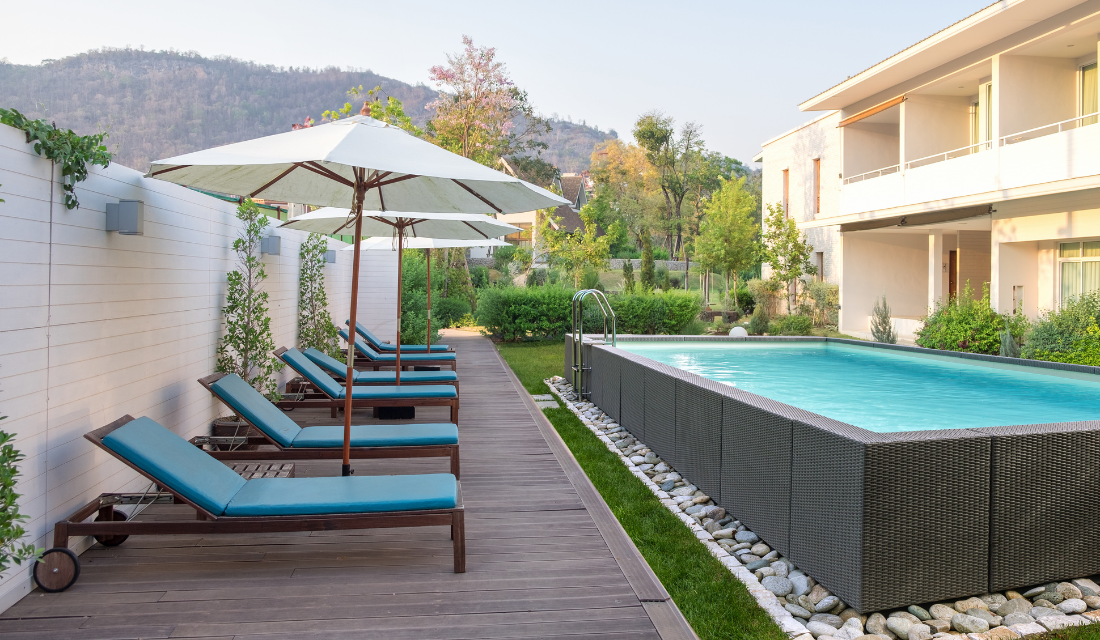 Divina piscina seminterrata design in rattan