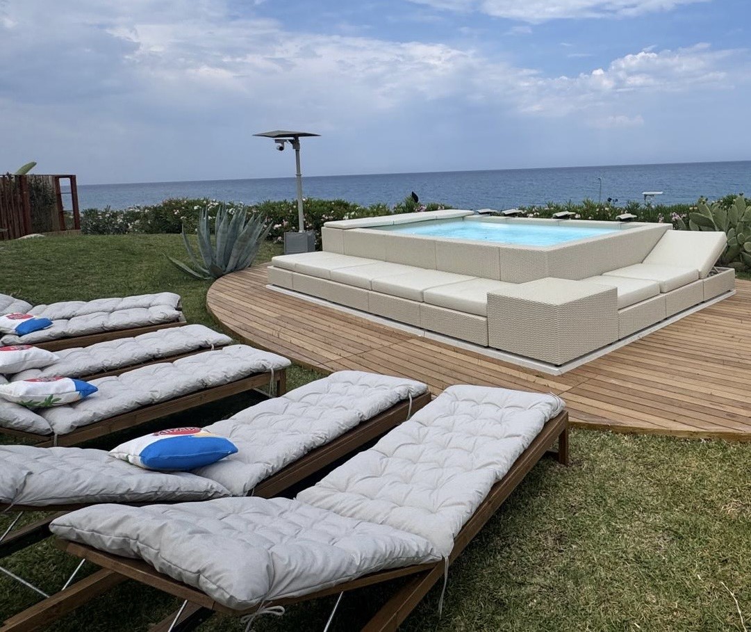 Piscine Laghetto a Temptation Island 2026: Dolcevita e Playa protagoniste del villaggio in Calabria 1 Minipiscina Playa a Temptation Island 2026